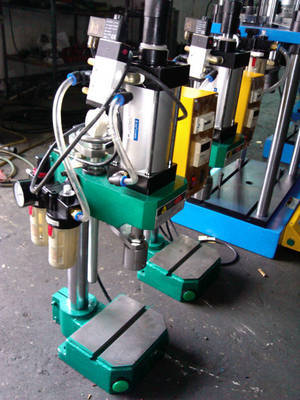 5噸單柱油壓機(jī)鉚釘機(jī)與氣動(dòng)鉚釘機(jī) 廠家指南與價(jià)格分析